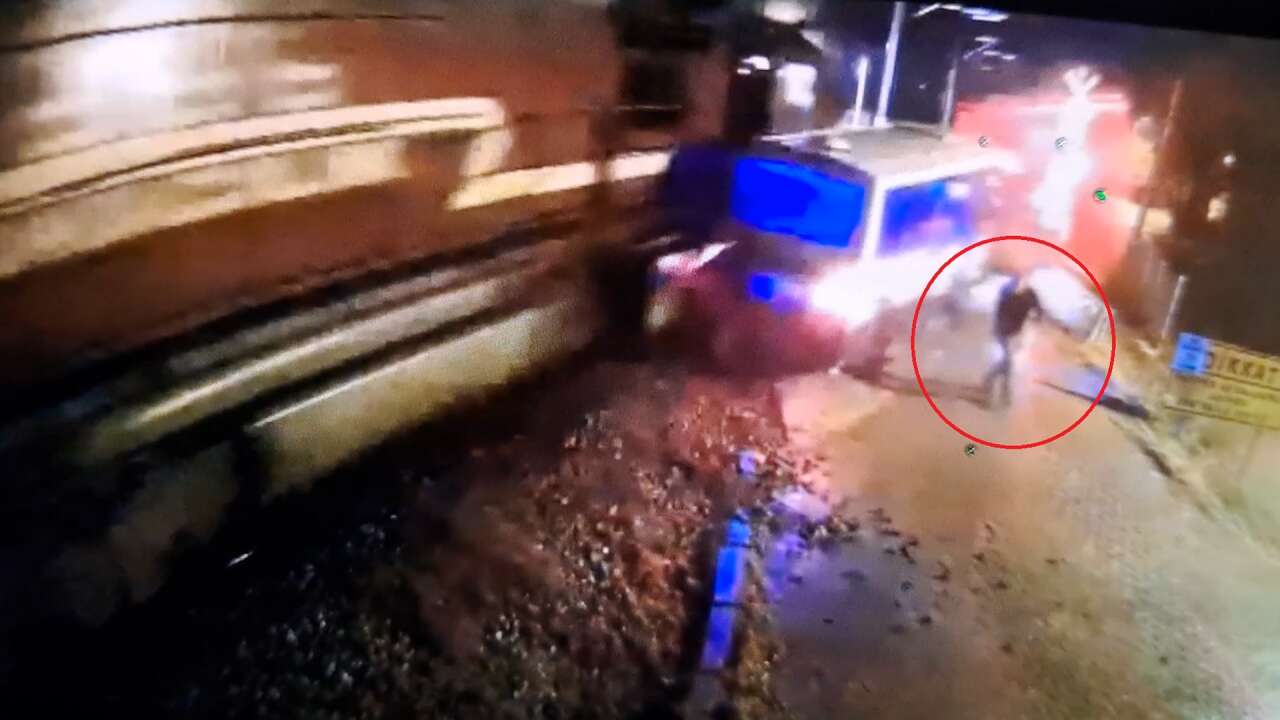 Rayda kalan dolmuşa tren çarptı! Saniyelerle kurtuldu 1
